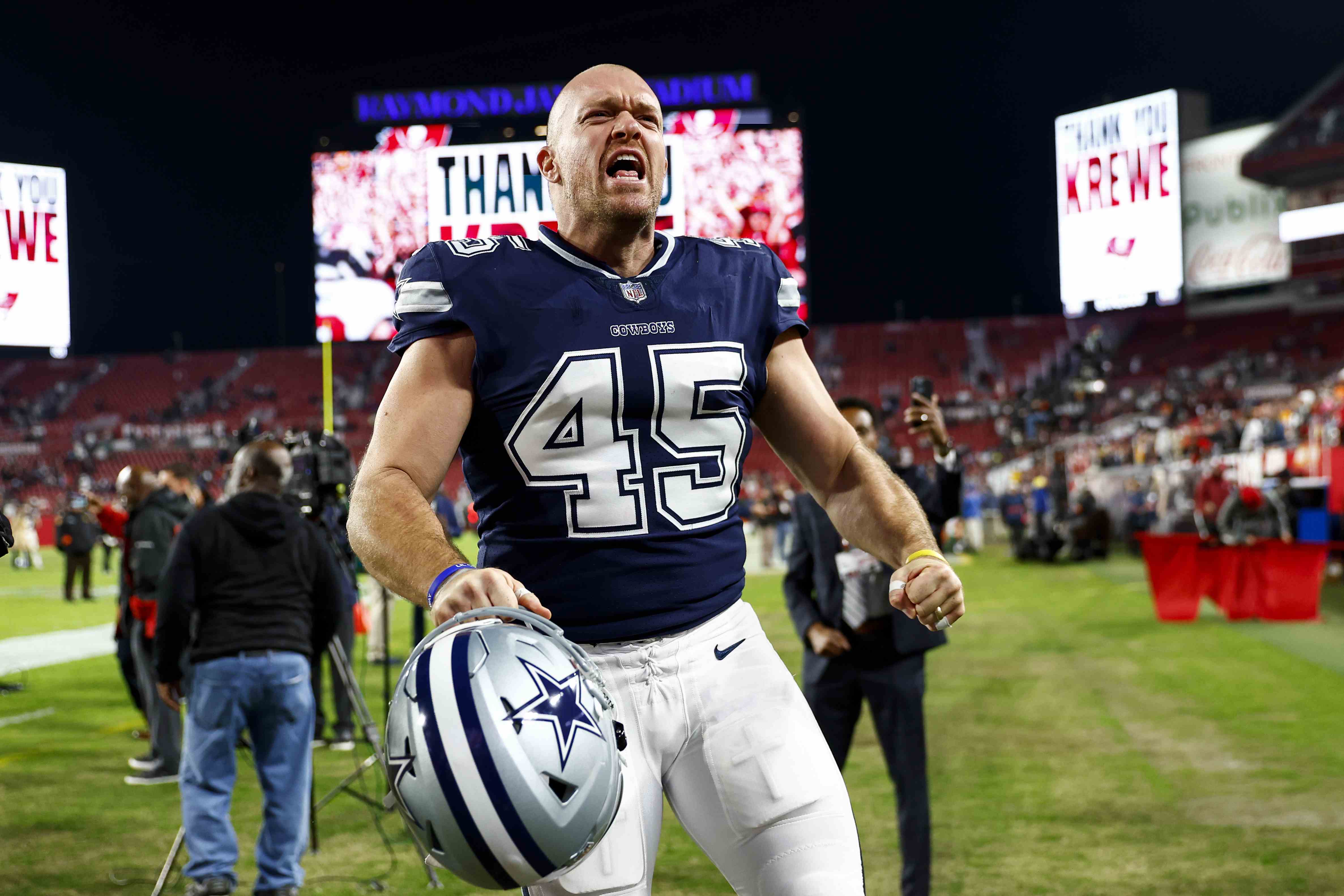 TAMPA, FL – 16 JANVIER: Matt Overton # 45 des Cowboys de Dallas célèbre après un match de football éliminatoire de la NFL contre les Buccaneers de Tampa Bay au Raymond James Stadium le 16 janvier 2023 à Tampa, en Floride.  (Photo de Kevin Sabitus/Getty Images)