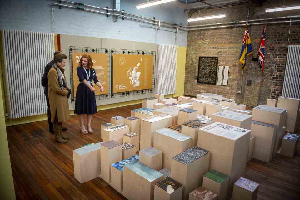 Anne regarde les expositions du musée (Mark Owens/Poppy Scotland/PA)