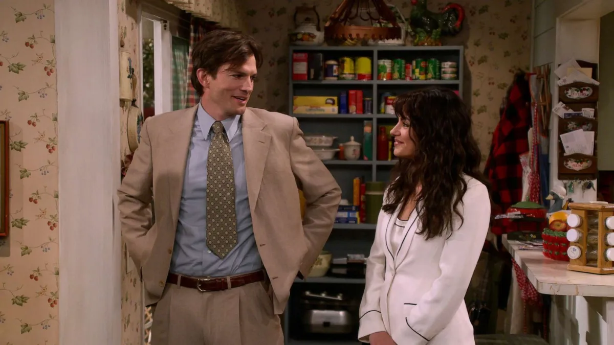 Revue de That 90s Show: La suite / renaissance de Netflix de That 70s Show permet à de jeunes acteurs de qualité médiocre d'être éclipsés par d'anciens camées d'Ashton Kutcher Kelso Mila Kunis Jackie