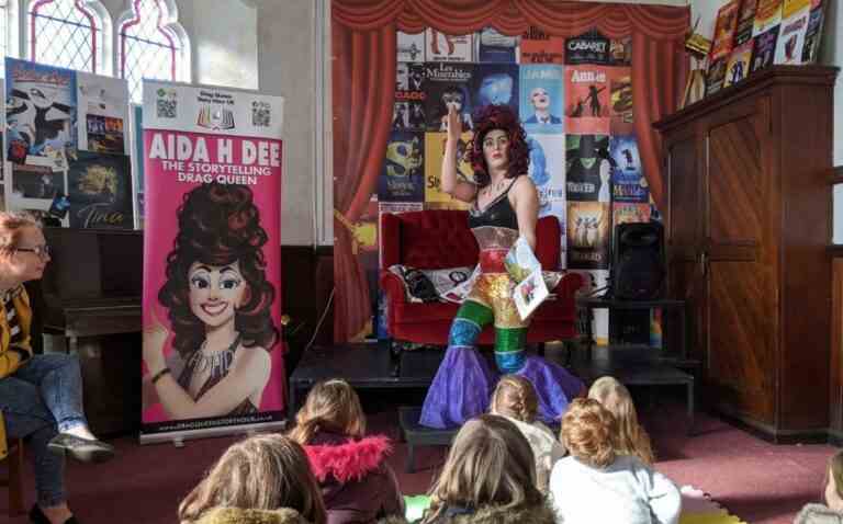 Tate invite la « drag queen de l’heure du conte » à présenter un spectacle pour les enfants