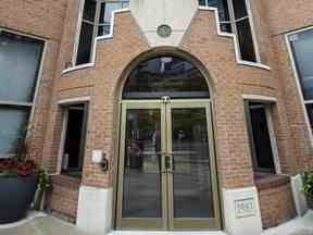 L'entrée de l'édifice du Collège des chirurgiens et médecins de l'Ontario à Toronto.