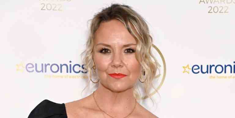 La star d'EastEnders, Charlie Brooks, dévoile la transformation de ses cheveux alors qu'elle abandonne son célèbre style blond

