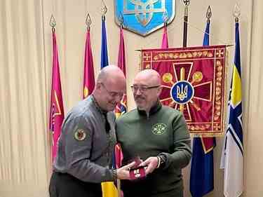 Dan Bilak, à gauche, reçoit une médaille pour le soutien aux forces armées ukrainiennes, des mains du ministre de la Défense Oleksii Reznikov.