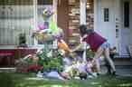 Un mémorial de fleurs se trouvait dans une maison où Anne-Marie Ready, 50 ans, et sa fille Jasmine Ready, 15 ans, sont mortes dans une attaque au couteau le 27 juin.