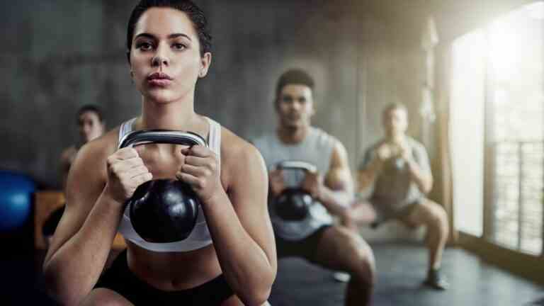 5 meilleurs exercices de kettlebell pour les débutants pour développer leurs muscles et leur force