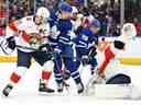 L'attaquant des Maple Leafs de Toronto, William Nylander, marque devant le gardien des Panthers de la Floride, Sergei Bobrovsky, en troisième période au Scotiabank Arena. 