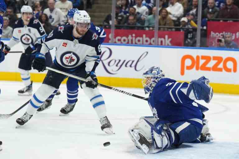 Samsonov excellent devant le filet, Matthews en marque deux avec les Jets au sol des Maple Leafs