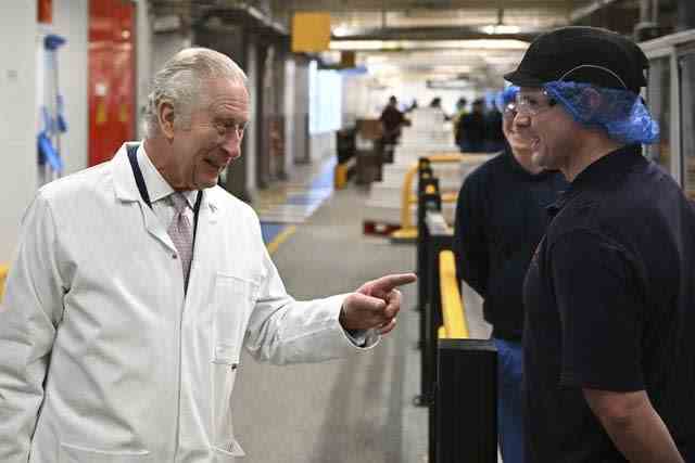 Le roi s'adresse au personnel de la chaîne de production de Corn Flakes lors d'une visite à l'usine Kellogg's pour marquer les 100 ans de Kellogg's au Royaume-Uni à Trafford Park, à Stretford, dans le cadre de sa visite dans le Grand Manchester