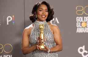 Angela Bassett pose avec son prix de la meilleure actrice dans un second rôle pour « Black Panther : Wakanda Forever ».  MARIO ANZUONI/REUTERS