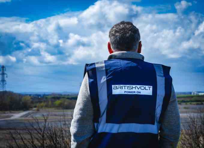 L'homme en gilet Britishvolt regarde le chantier de construction.