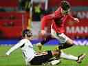 Le milieu de terrain argentin de Manchester United Alejandro Garnacho (R) rivalise avec le défenseur anglais de Charlton Sean Clare (L) lors du match de football de quart de finale de la coupe de la Ligue anglaise entre Manchester United et Charlton Athletic, à Old Trafford, à Manchester, au nord-ouest de l'Angleterre, le 10 janvier 2023.  