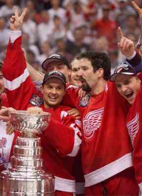 Le capitaine des Detroit Red Wings (de gauche à droite) Steve Yzerman, Brendan Shanahan et Sergei Fedorov montrent leur joie après avoir battu les Washington Captials 4-1 lors du quatrième match de la finale de la coupe Stanley le 16 juin 1998 à Washington.  LA PRESSE CANADIENNE/Paul Chiasson