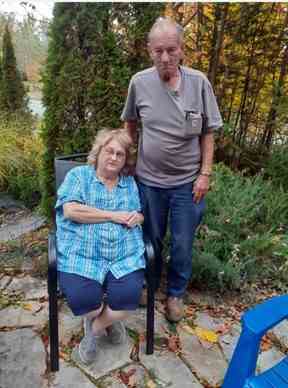 Une photo de Sandra et James Helm prise par leurs ravisseurs alors qu'ils étaient détenus dans un chalet de Magog en septembre 2020. La photo a été envoyée au fils du couple, Micheal, comme preuve qu'ils étaient toujours en vie.