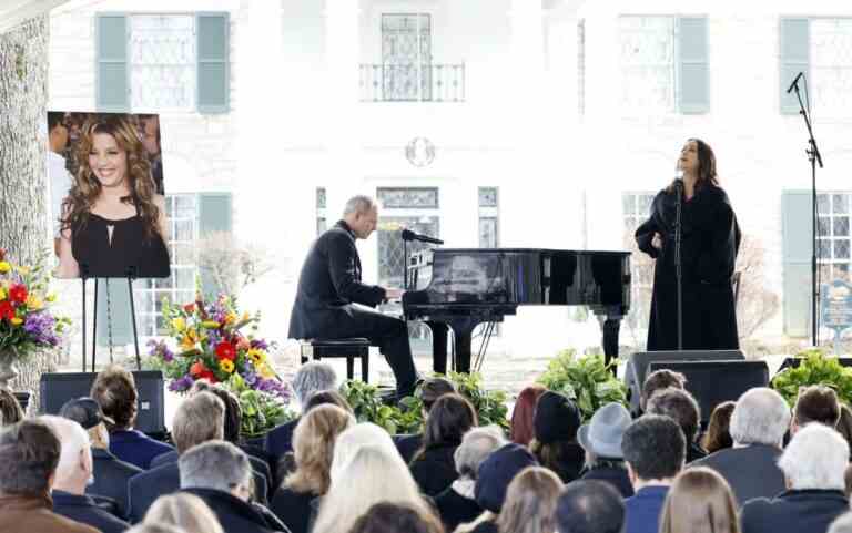 La duchesse d’York rend hommage à Lisa Marie Presley au service commémoratif de Graceland