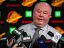 Bruce Boudreau répond aux questions des journalistes lors de sa dernière soirée en tant qu'entraîneur-chef des Canucks de Vancouver, après que les Canucks ont perdu 4-2 contre les Oilers d'Edmonton samedi soir.