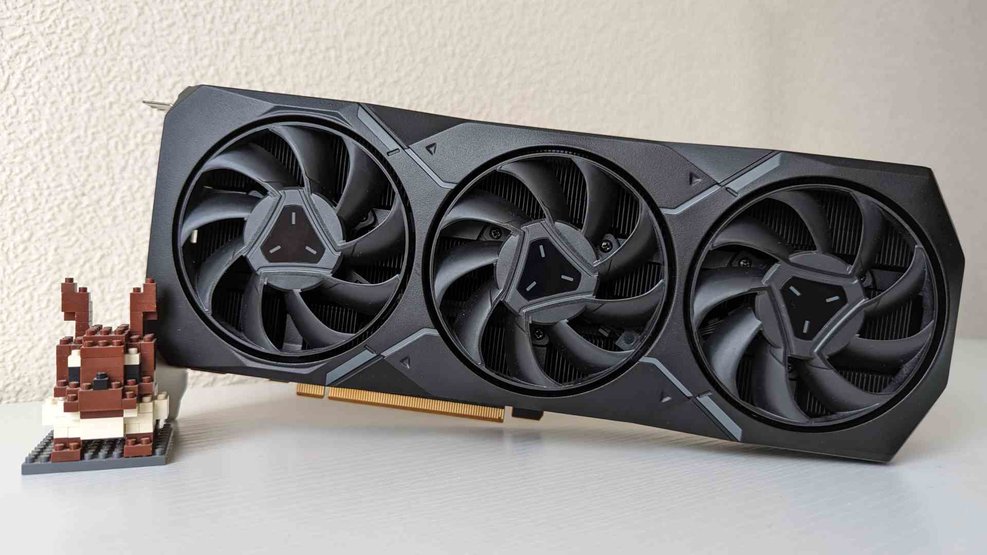 L'AMD Radeon RX 7900 XT se dresse sur une surface blanche