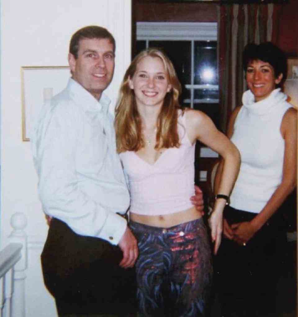 Maxwell a affirmé qu'elle n'avait pas présenté le prince Andrew à Mme Giuffre et a insisté sur le fait qu'elle croyait qu'une photo désormais tristement célèbre d'eux prise ensemble à son domicile de Londres en 2001 était un faux.