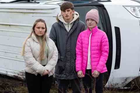 leah barnes, charlie dean et ella richardson à hollyoaks