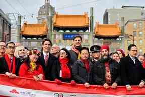 Le reste de l'année, la plupart des personnes sur cette photo sont occupées à s'accuser mutuellement d'être des menaces existentielles pour l'avenir de la démocratie canadienne.  Mais lors des célébrations du Nouvel An chinois à Vancouver, ils se sont tous brièvement réunis pour marquer le début d'une autre année luni-solaire.  C'est le premier ministre Justin Trudeau, le chef du NPD Jagmeet Singh, le maire de Vancouver Ken Sim et le chef conservateur Pierre Poilievre au premier rang.  Le type extrêmement grand est le premier ministre de la Colombie-Britannique, David Eby.  Le chauve à l'air inquiet à l'arrière fait probablement partie du service de sécurité de la GRC de Trudeau.