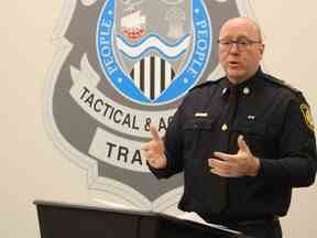 Le chef de la police de Sarnia, Derek Davis.  PHOTO PAR FILE PHOTO / L'Observateur