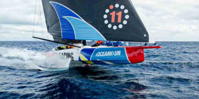 Cette Ocean Race de 32 000 milles a des yachts qui font des recherches en cours de route