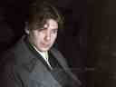 Paul Bernardo est assis à l'arrière d'une voiture de police alors qu'il quitte une audience à St. Catharines, en Ontario, le 5 avril 1994. 