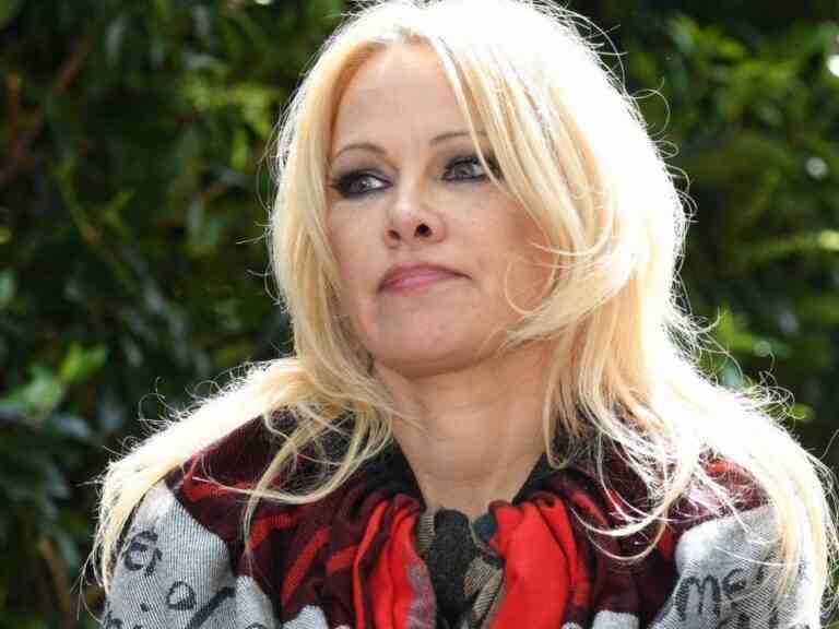 Pam Anderson dit que Sylvester Stallone a proposé à son appartement, Porsche d’être « Non ».  1 fille’