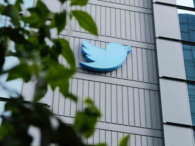 Twitter poursuivi en justice par deux ex-employés en Ontario, alléguant des mauvais traitements lors de licenciements collectifs