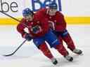 L'ailier Ryan Francis, à gauche, avec Juraj Slafkovsky lors de la première journée du camp d'entraînement des Canadiens de Montréal à Brossard le 22 septembre 2022.