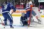 Le centre des Islanders de New York Kyle Palmieri percute le gardien de but des Maple Leafs Ilya Samsonov alors que Pontus Holmberg des Leafs et Anders Lee des Islanders s'affrontent au cours de la troisième période à Toronto le lundi 23 janvier 2023. 