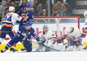 Auston Matthews des Maple Leafs (en bas à gauche) se bat pour la rondelle devant le gardien de but des Islanders Ilya Sorokin au cours de la deuxième période à la Scotiabank Arena.  NICK TURCHIARO/USA AUJOURD'HUI SPORTS