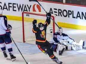 L'attaquant des Flames de Calgary Andrew Mangiapane célèbre le but en prolongation de son coéquipier Dillon Dube contre les Blue Jackets de Columbus au Scotiabank Saddledome de Calgary le lundi 23 janvier 2023.