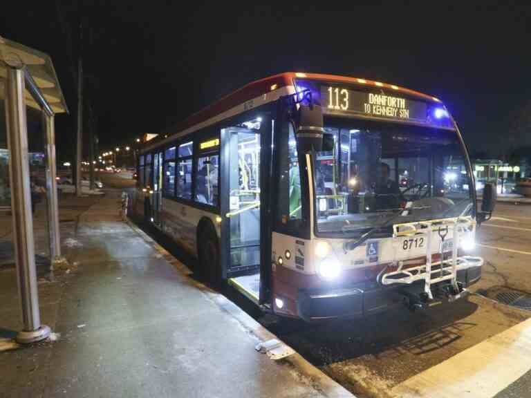 « Ça devient incontrôlable »: la police de Toronto enquête sur un rapport d’agression par essaim dans un bus de la TTC