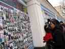 La ministre de la Défense Anita Anand dépose des fleurs sur le mur commémoratif, en l'honneur des héros ukrainiens tombés au combat, sur la place Saint-Michel, à Kyiv, en Ukraine, le 18 janvier 2023.