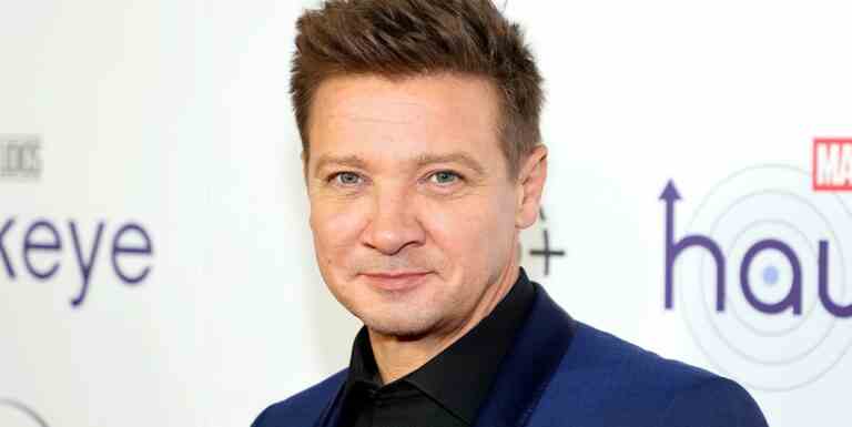 La star de Marvel, Jeremy Renner, "essayait de sauver son neveu" dans un accident de chasse-neige

