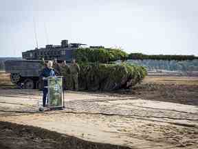 Le chancelier allemand Olaf Scholz s'adresse aux soldats devant un char de combat principal Leopard 2 après l'exercice d'entraînement et d'instruction de l'armée à Ostenholz, en Allemagne, le lundi 19 octobre 2019.  17, 2022. L'Allemagne est devenue l'un des principaux fournisseurs d'armes de l'Ukraine au cours des 11 mois qui ont suivi l'invasion de la Russie.  Le débat entre alliés sur le bien-fondé d'envoyer des chars de combat en Ukraine braque sans relâche les projecteurs sur l'Allemagne, dont le char Leopard 2 est utilisé par de nombreux autres pays et est depuis longtemps recherché par Kyiv.