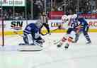 Le défenseur des Islanders de New York Alexander Romanov (28 ans) tente un tir sur le gardien des Maple Leafs Ilya Samsonov lors de la victoire de Toronto au Scotiabank Arena lundi soir.