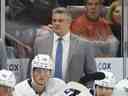 Sheldon Keefe derrière le banc des Maple Leafs de Toronto contre les Coyotes de l'Arizona au Mullett Arena le 29 décembre 2022 à Tempe, en Arizona.