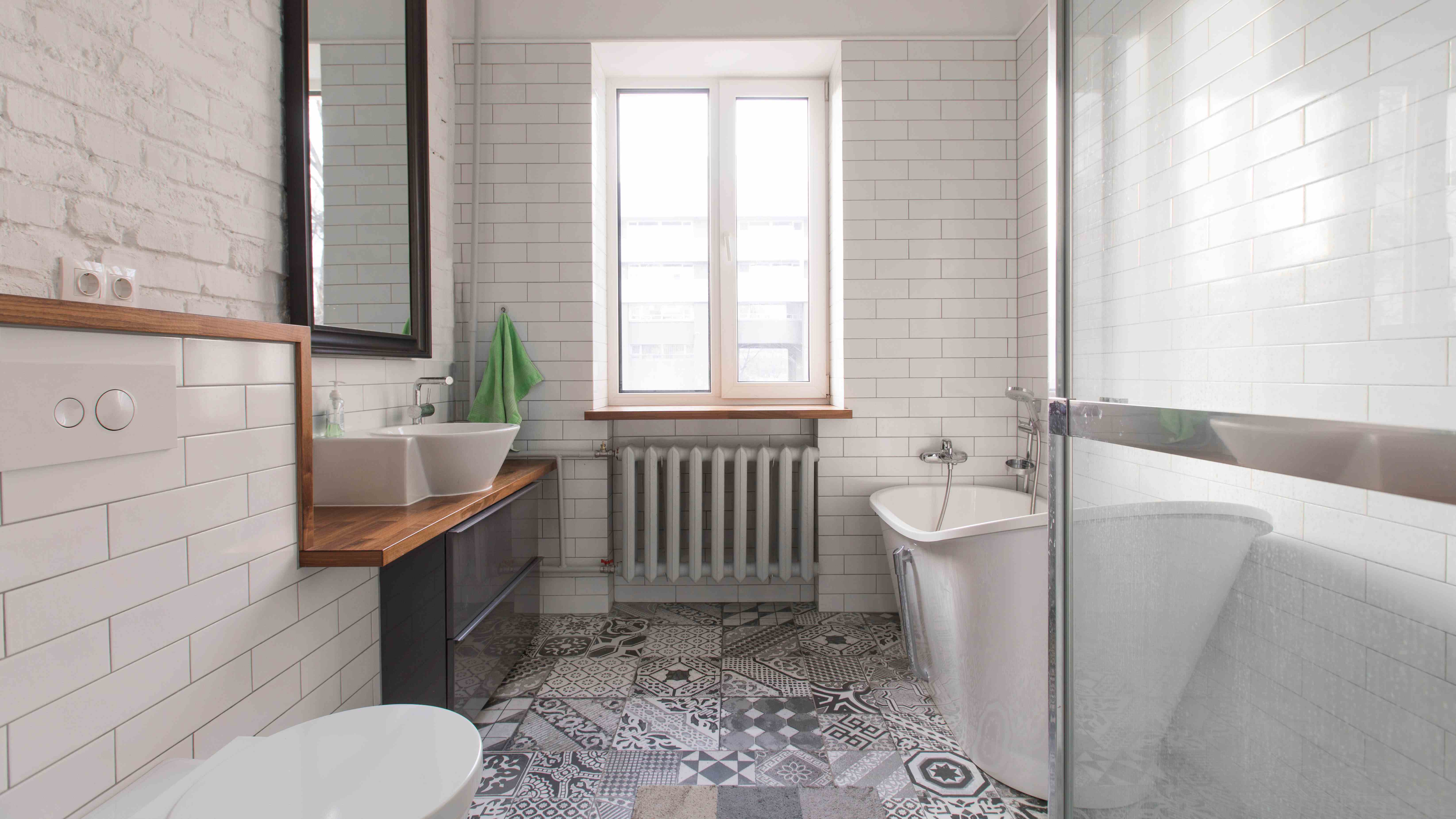 Salle de bain blanche avec carrelage au sol