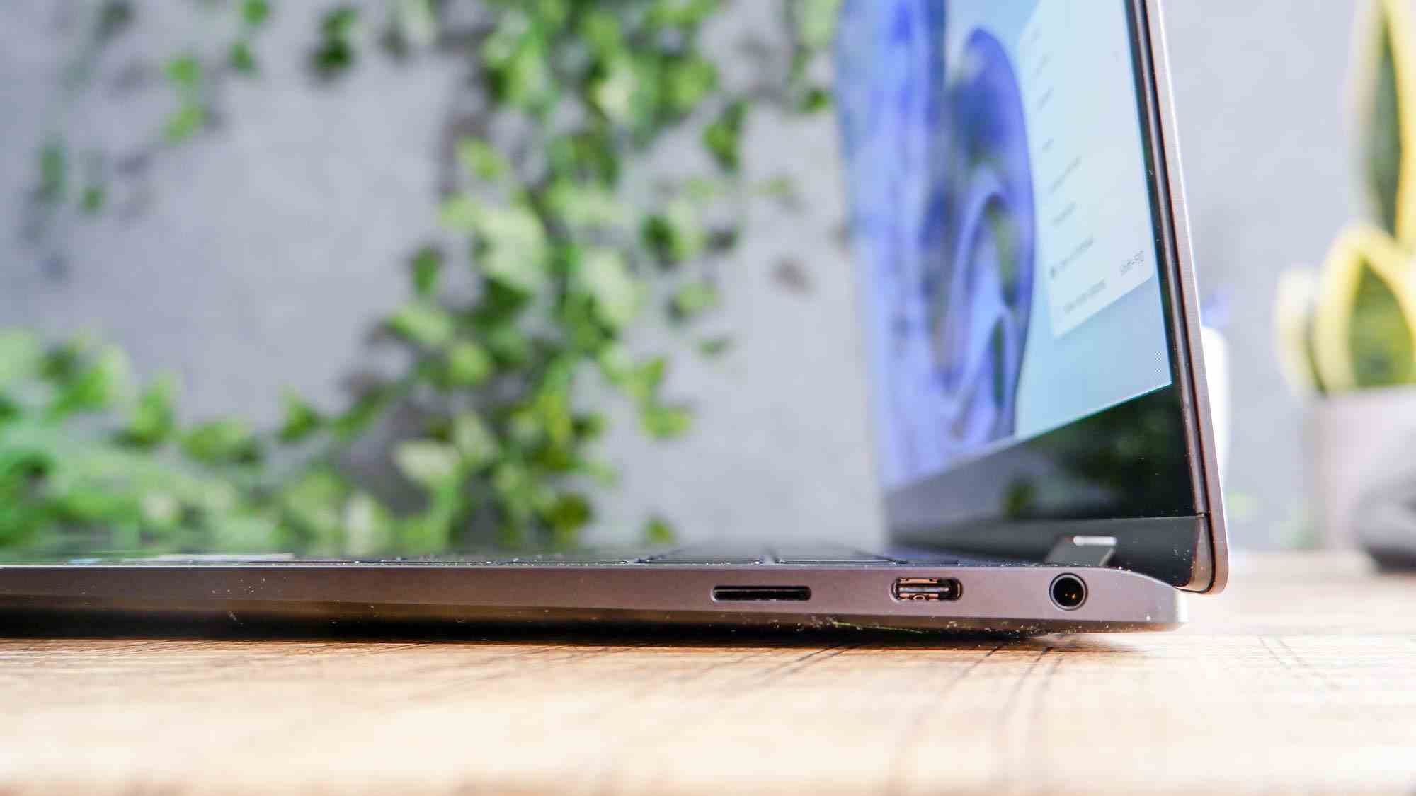 Le Samsung Galaxy Book 2 Pro 360 possède de nombreux ports USB-C.