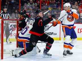 L'ailier gauche des Sénateurs d'Ottawa Brady Tkachuk s'est emmêlé avec le défenseur des Islanders de New York Scott Mayfield lors de la première période au Centre Canadian Tire le mercredi 25 janvier 2023.