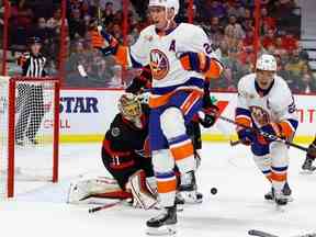 Le centre des Islanders de New York Brock Nelson (29 ans) célèbre son but contre le gardien de but des Sénateurs d'Ottawa Anton Forsberg (31 ans) au cours de la deuxième période au Centre Canadian Tire le mercredi 25 janvier 2023.