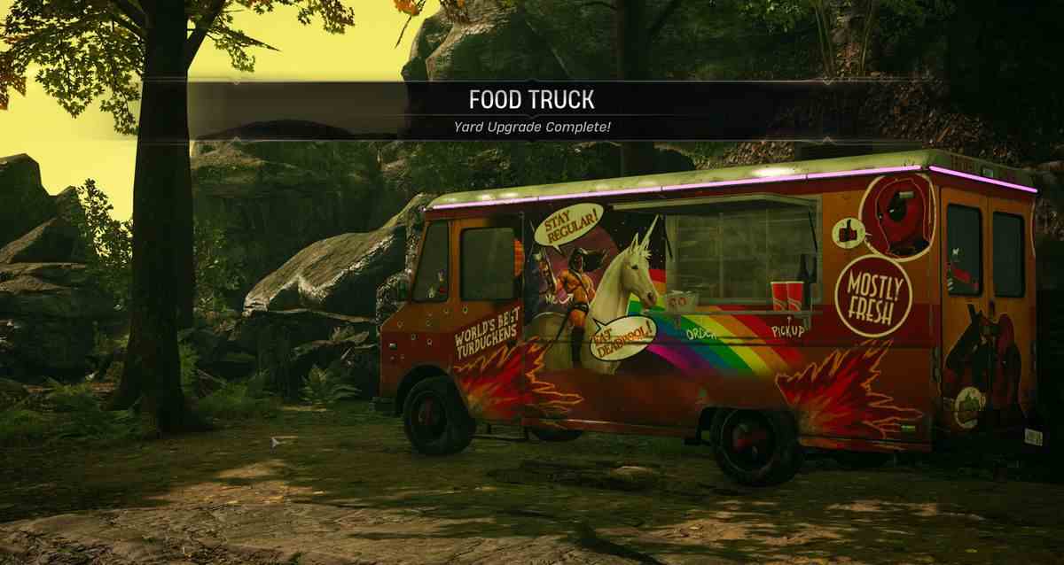 Le contenu téléchargeable de Deadpool pour Marvel's Midnight Suns comprend un food truck à débloquer, avec des illustrations éclaboussantes sur le côté de Deadpool chevauchant une licorne avec un arc-en-ciel en arrière-plan.  La version de Deadpool sur le camion a une bulle qui dit : « Restez régulier !  Mangez Deadpool !