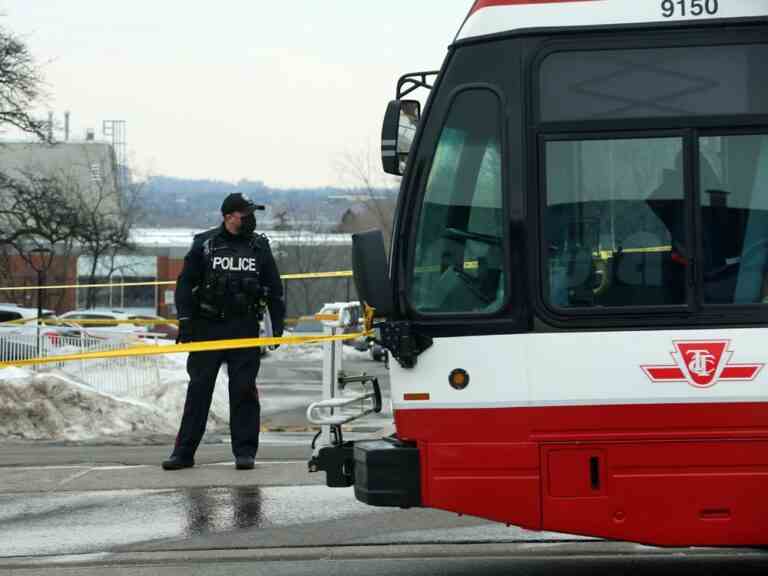 Un garçon de 16 ans grièvement blessé après avoir poignardé un bus de la TTC alors que la vague de violence dans les transports en commun se poursuit à Toronto