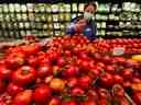 Une personne fait ses courses dans une épicerie Whole Foods.