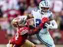 Tony Pollard des Cowboys de Dallas porte le ballon contre Dre Greenlaw des 49ers de San Francisco au cours du deuxième quart du match NFC Divisional Playoff au Levi's Stadium le 22 janvier 2023 à Santa Clara, en Californie.