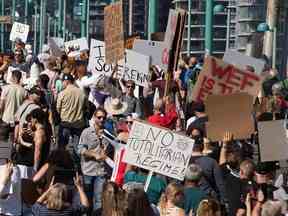 Une manifestation contre les passeports de vaccin COVID-19 et les vaccinations obligatoires à Vancouver le 1er septembre 2021. Parmi les refus de vaccins, 85 % pensaient que les méfaits des vaccins sont 