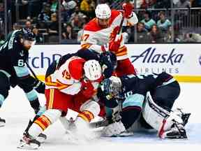 Le gardien de but du Seattle Kraken Martin Jones emprisonne la rondelle contre les Flames de Calgary au Climate Pledge Arena de Seattle le vendredi 27 janvier 2023.