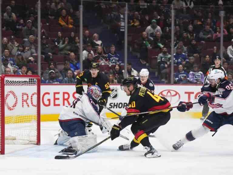 Enflammé, Elias Pettersson aide les Canucks à devancer Columbus toute la nuit