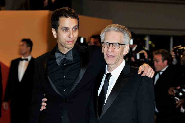 CANNES, FRANCE - 19 MAI : les cinéastes Brandon Cronenberg et David Cronenberg marchent sur le tapis pour "Antiviral" lors de la 65e édition du Festival de Cannes au Palais des Festivals le 19 mai 2012 à Cannes, France.  (Photo de Gareth Cattermole/Getty Images)